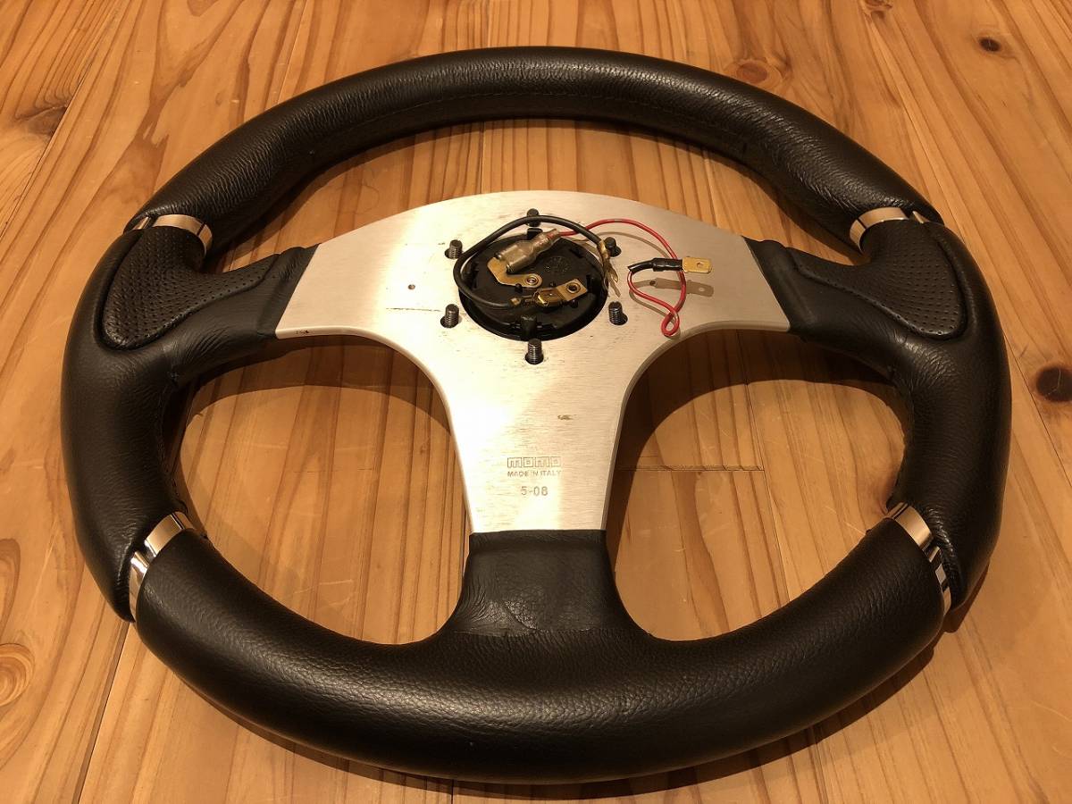 車 MOMO製 ステアリングホイール、MILLENIUM EVO（ミレニアム エボ）