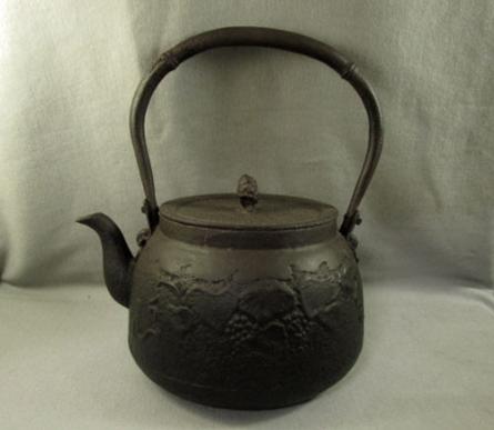 鉄瓶 龍文堂造 入蘆花 銅蓋透摘古鉄瓶（1868–1926CE） 明治–大正