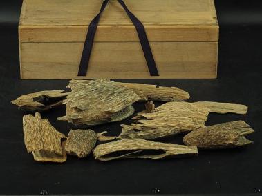 香木 沈香 伽羅 沈香木 重さ115g 箱付 貴重品 超希少品！ AF4557