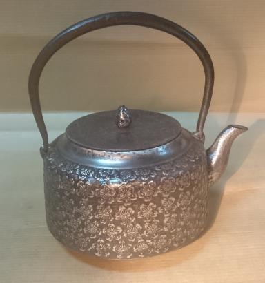 南部名工 釜師造 松雲堂 在銘 桜満開花地紋鉄瓶 鉄瓶 工芸品 【公式通販】
