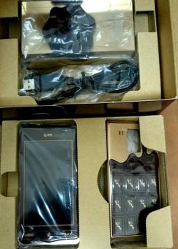 ★ドコモ docomo Q-pot. Phone SH-04D シャープ SHARP 白ロム BitterChoco スマートフォン_1