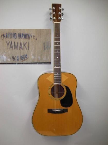 YAMAKIの古いギター、120です。メンテナンス清掃品ですので 