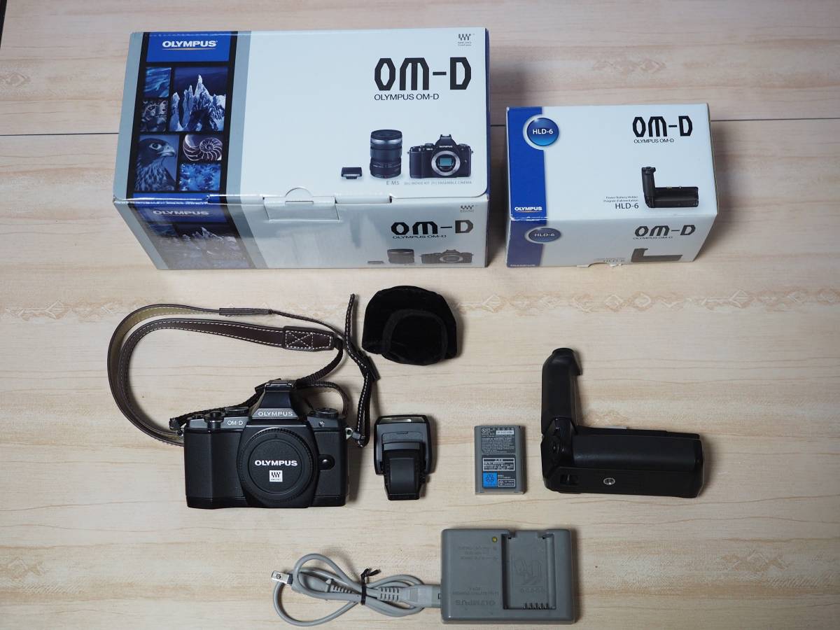OLYMPUS OM-D EM-5+HLD-6 (箱付き) (値段交渉可) OLYMPUS オリンパス OM-D E-M5 ブラック HLD-6他おまけ付き！ 長らく