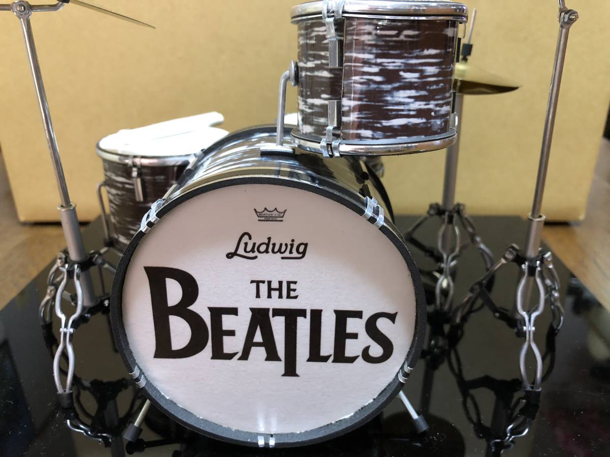 美品ビートルズ フィギュア THE BEATLES ミニチュア ギター ドラム セット