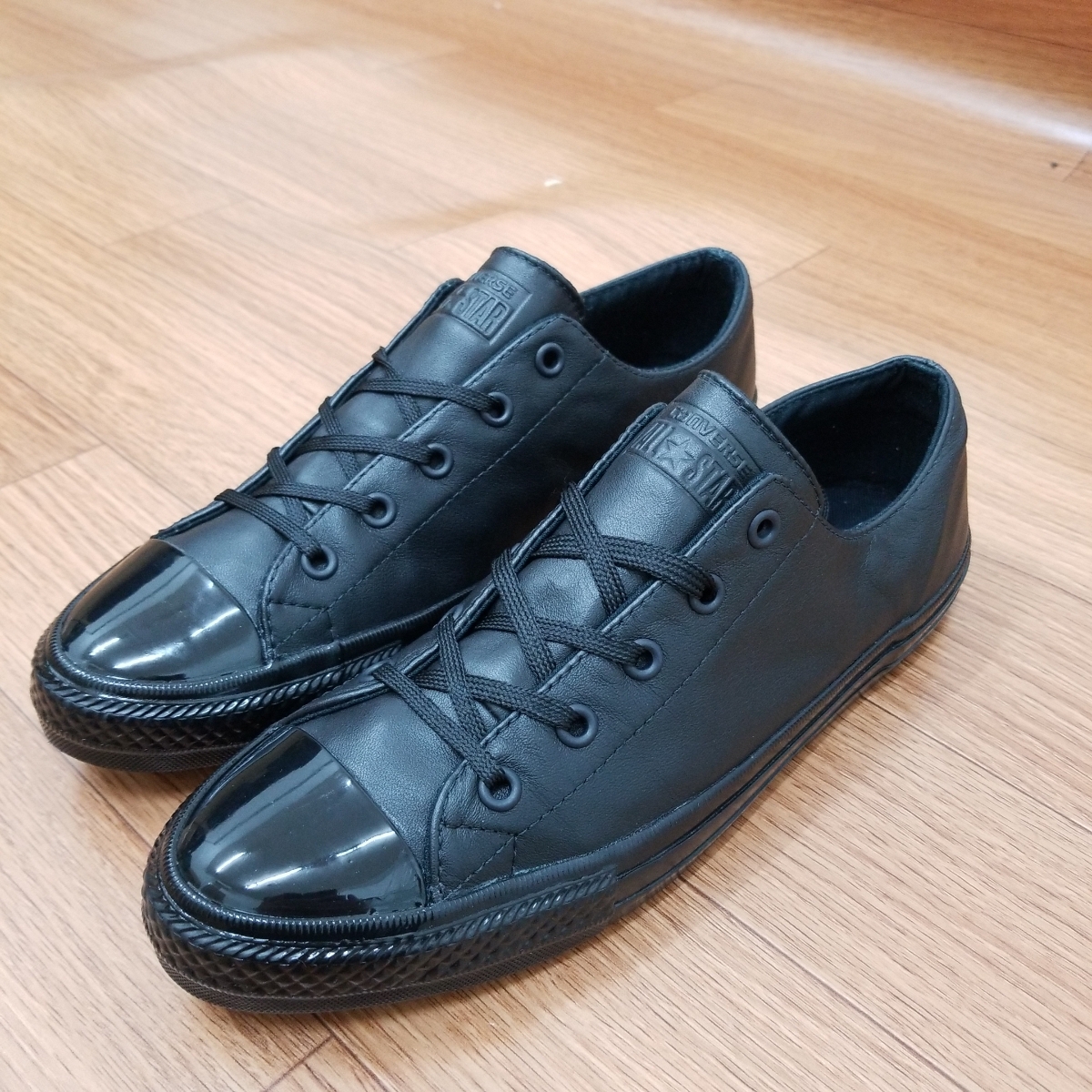 定番人気，本物保証 CONVERSE コンバース レザースニーカー 26㎝ ブラック 軽量 モデル 良好(26.0cm)｜売買されたオークション情報、yahooの商品情報をアーカイブ公開 - オークファン 26.0cm