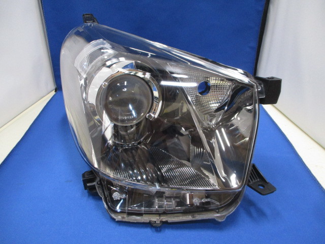 トヨタ IQ KGJ10⁄NGJ10 右ライト⁄右ヘッドライト ハロゲン 純正 KOITO