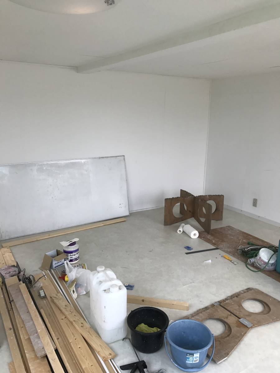 札幌！引取限定！プレハブ窓周りドア周り内装リフォーム済み！外装波板 