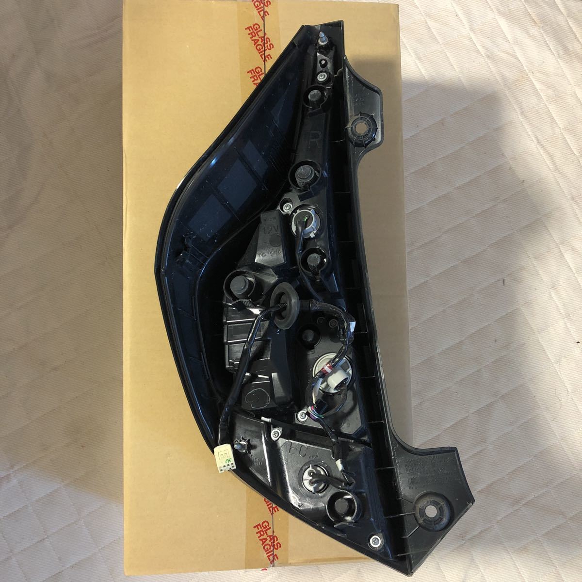 アクア NHP10 中期 純正 右テールライト 81551-52D01 【公式通販】