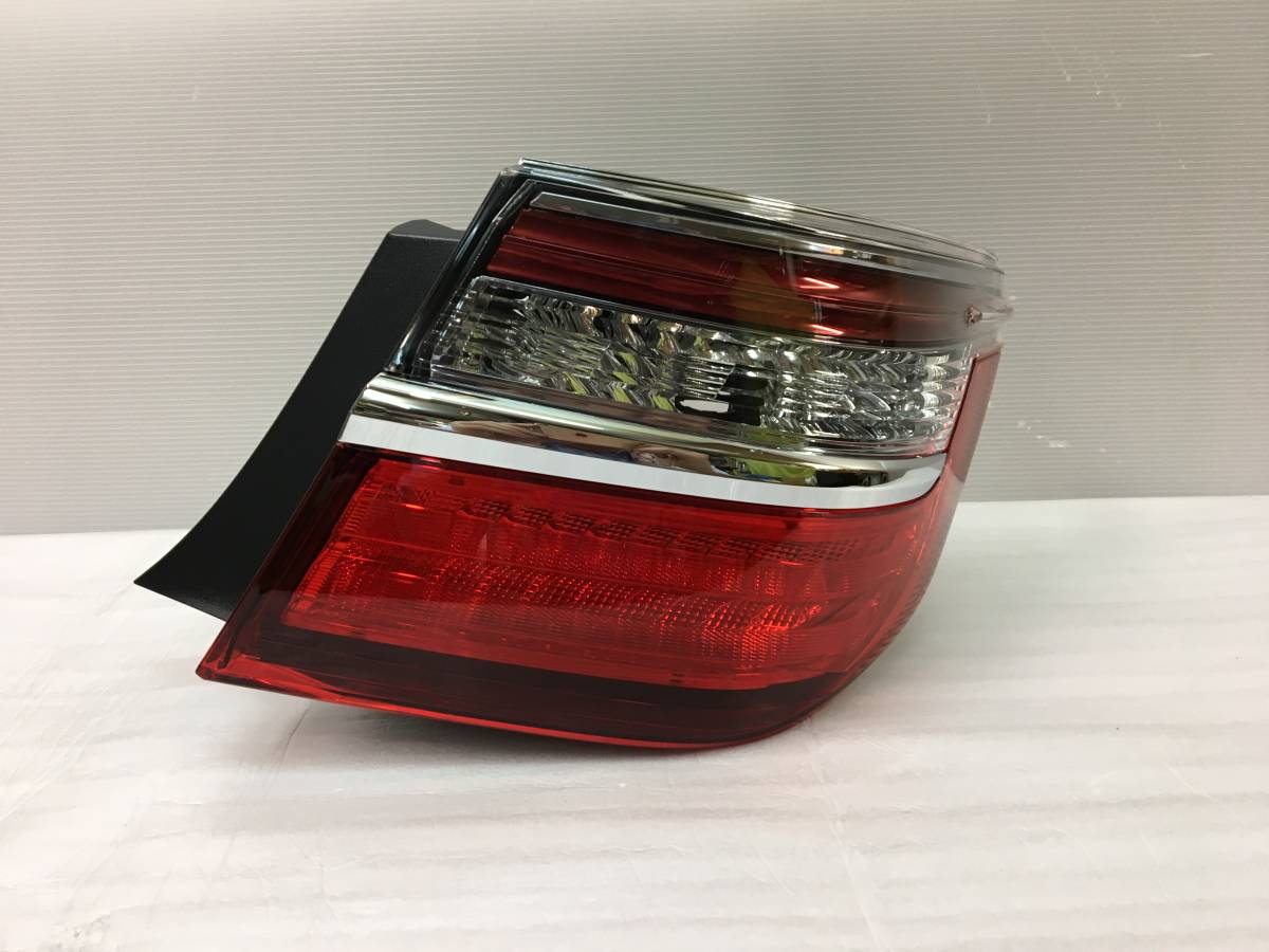 希少 新品 カムリ AVV50 後期 右テールランプ KOITO33-187 81551