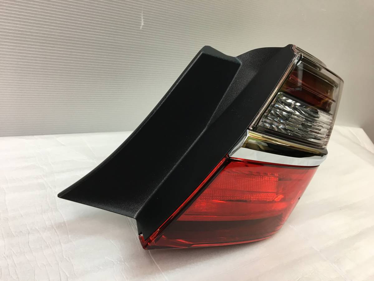 希少 新品 カムリ AVV50 後期 右テールランプ KOITO33-187 81551