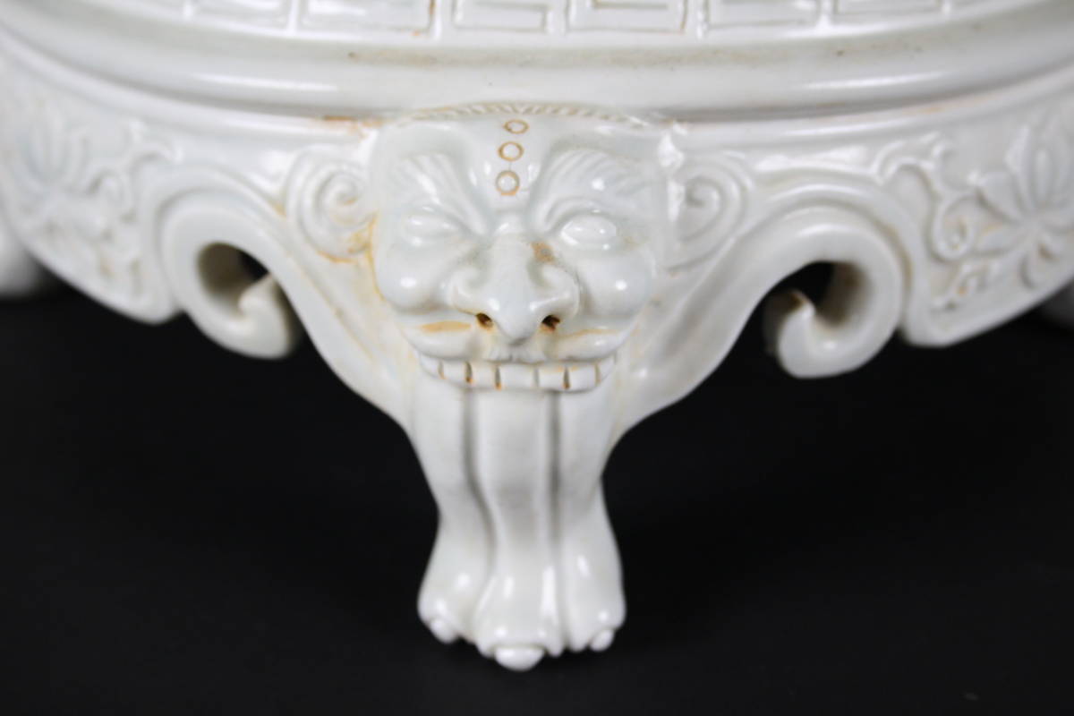 集082304青磁香炉 三足円炉 中国明時代龍泉窯美術 花草文