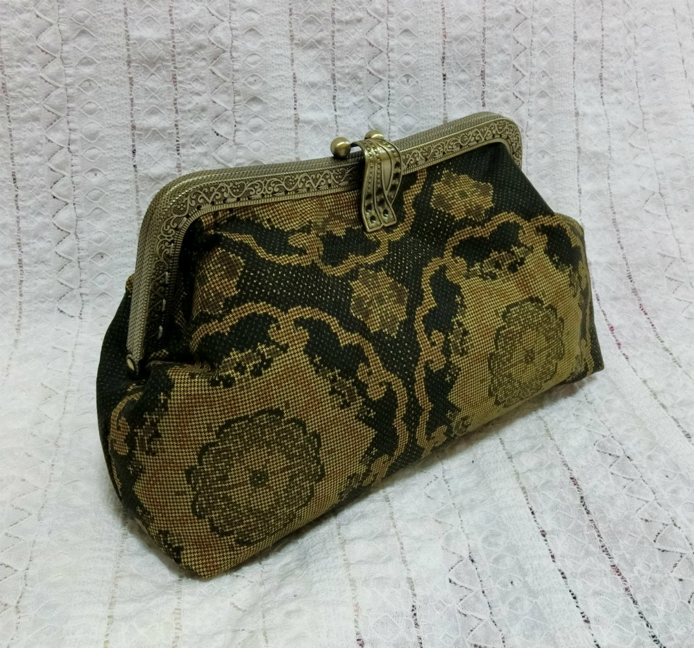 いつうさ【256】着物　大島紬　金の大柄　リメイク　がま口クラッチバッグ
