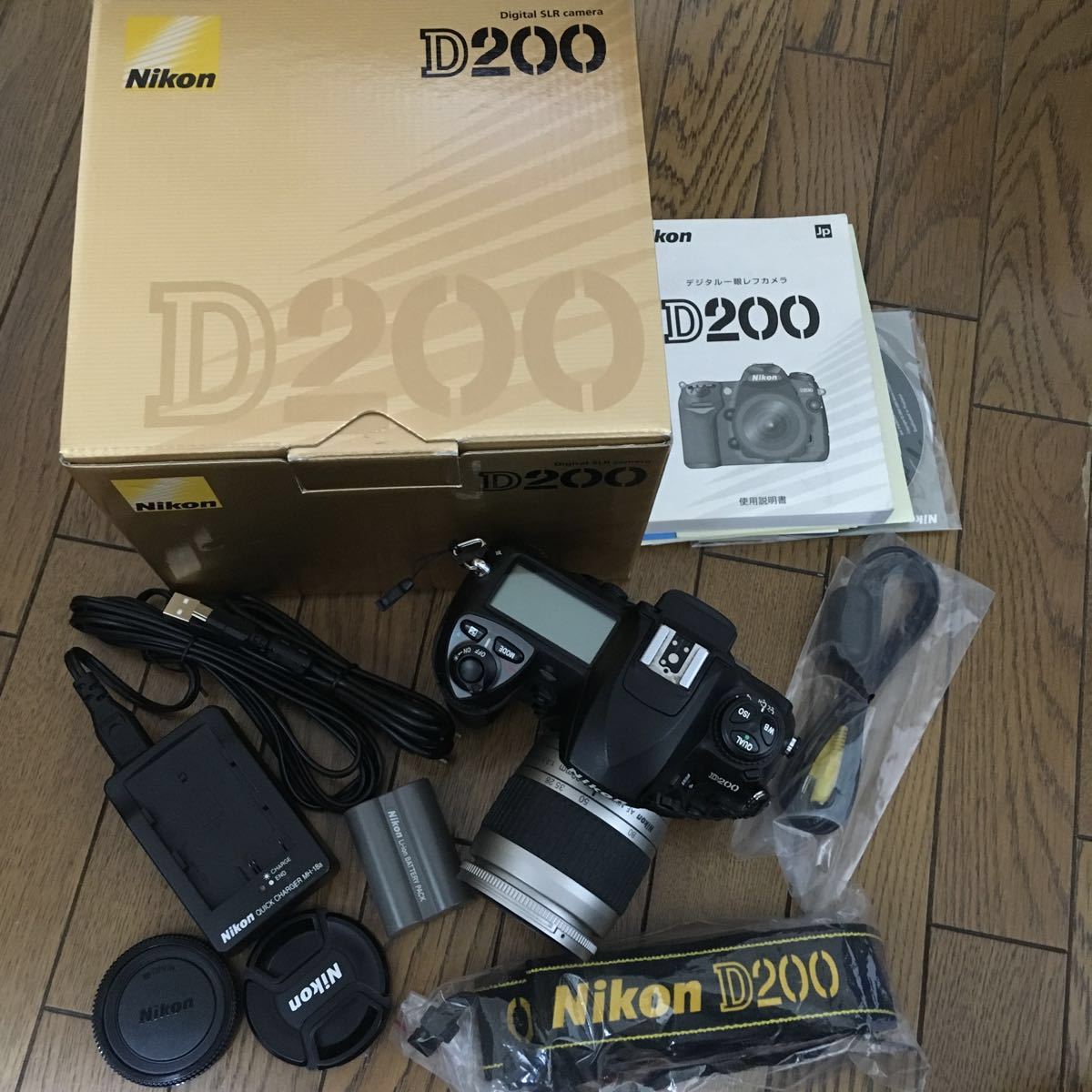 Nikon D200 ボディ + 標準ズームレンズセット (AF Nikkor 28-80mm f3.3