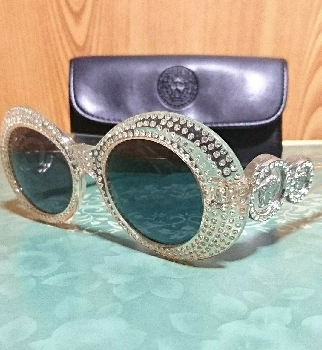 美品 VERSACE ヴェルサーチ サングラス グレークリア ラインストーン 美品 VERSACE ヴェルサーチ サングラス グレークリア ラインストーン