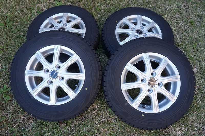 E51エルグランド純正アルミ 215/60R17 スタッドレス YOKOHA アイス