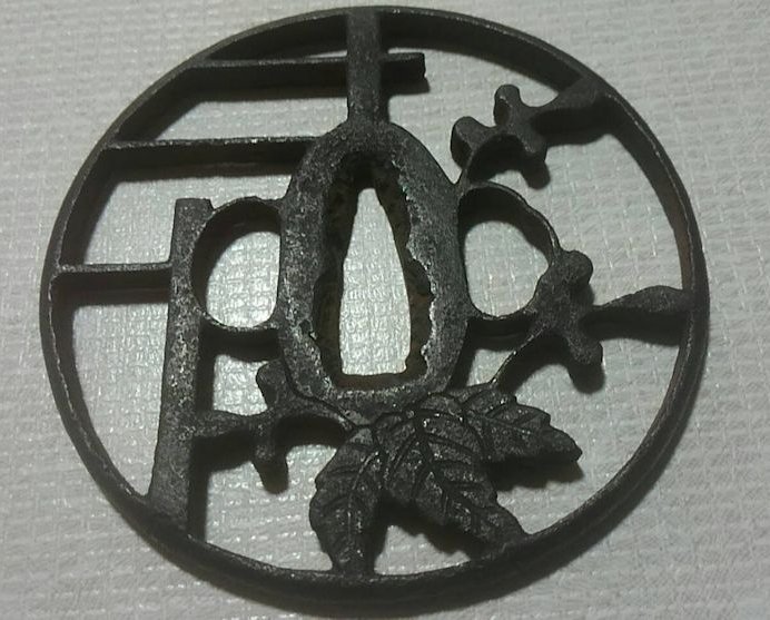 昊 時代武具 鍔 2点 まとめて 時代 鉄透鍔 [葉の柄] 丸