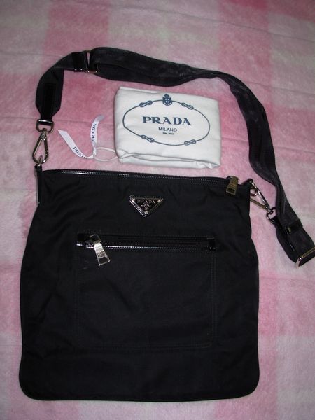 鑑定済PRADA 斜掛フラットショルダー黒！ほぼ未使用！