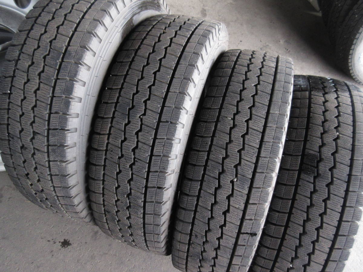 最安値，正規品 L921 4本SET価格 バリ溝スタッドレス 205/75R16 113/111L ダンロップ SPLT03 205/75-16 205/75/16(タイヤ)｜売買されたオークション情報、yahooの商品情報をアーカイブ公開 - オークファン タイヤ
