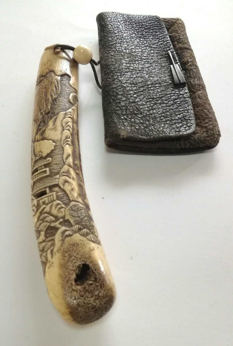 eee　彫金鳥文斑竹羅宇配管獣骨製人物刻配管入革製煙草入緒締玉BR6225 eee 彫金鳥文斑竹羅宇配管獣骨製人物刻配管入革製煙草入緒締玉BR6225