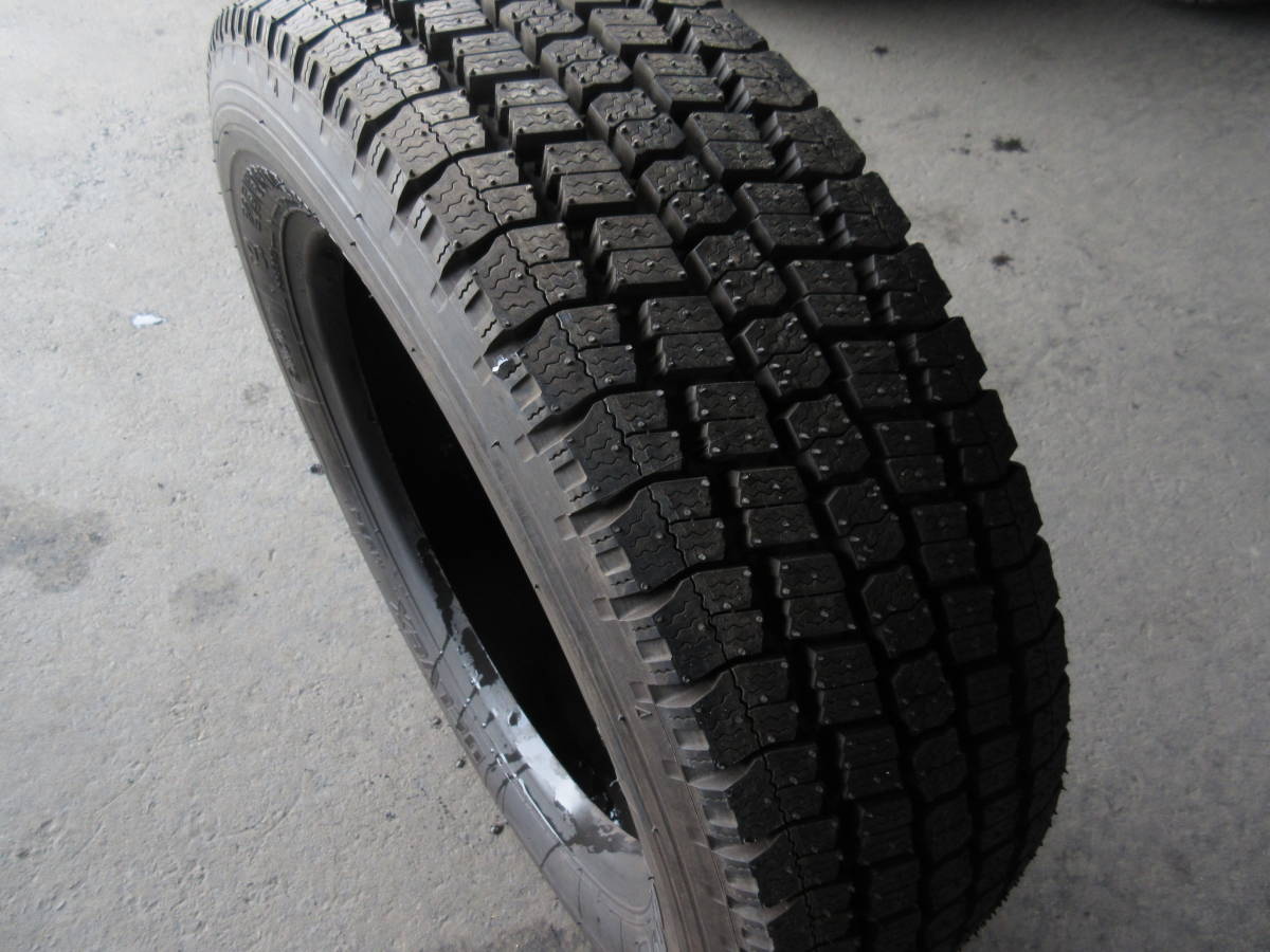 L1109 送料無料　1本のみ！新古品イボ付　スタッドレス　205/60R17.5　111/109L LT トーヨー TOYO DELVEX　M934　205/60/17.5　205/60-17.5