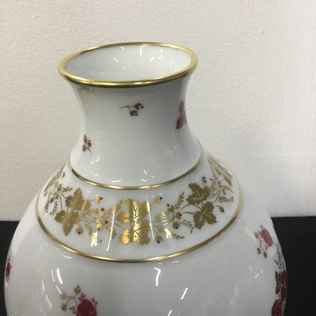 美品 大倉陶園・OKURA 金彩花紋花瓶