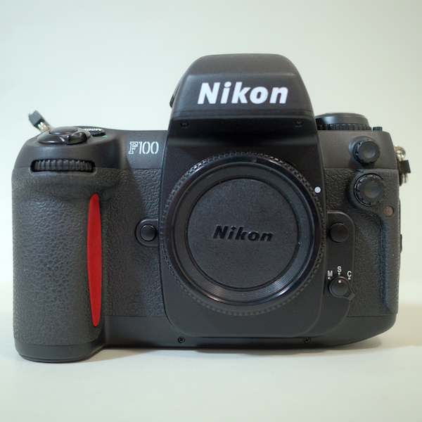 ☆ 美品 ニコン Nikon F100 ボディ ／ 予備用電池ケースおまけ ☆