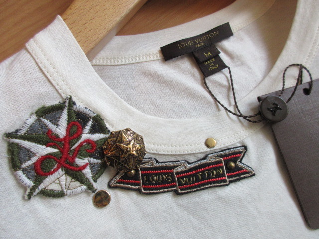 即決★未使用美品★LOUIS VUITTONルイヴィトン★ロゴエンブレム&スタッズ装飾Tシャツカットソー/Mサイズ/アイボリーホワイト