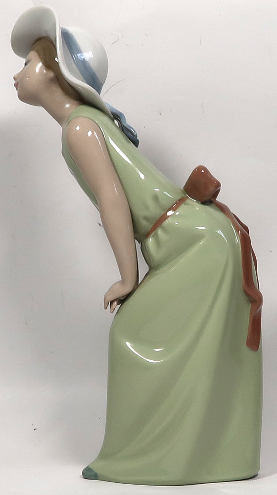 LLADRO， 鏡の前で(若草色の少女)， 破損及び修復あり