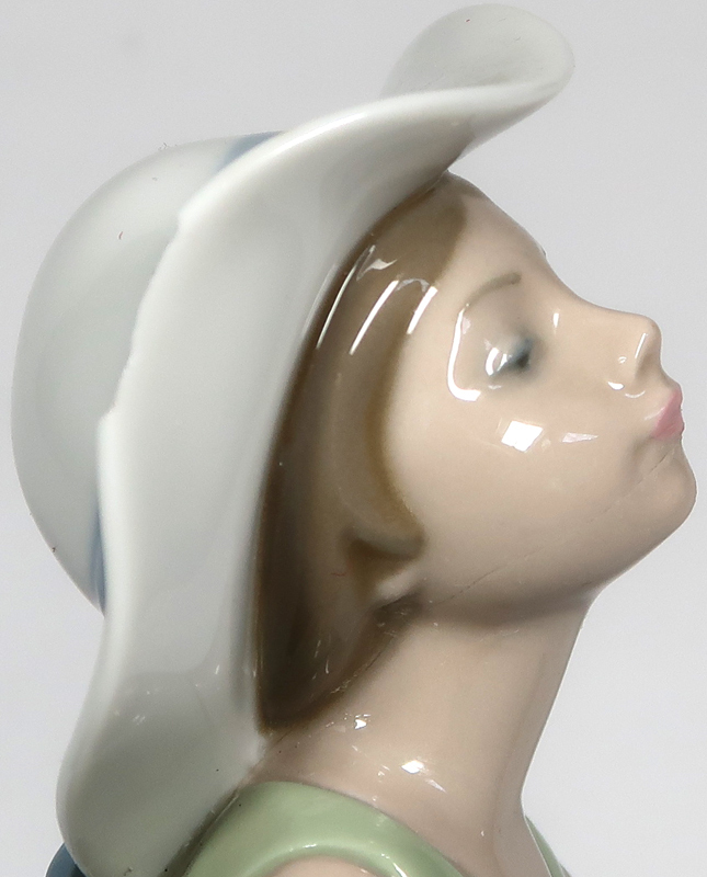 LLADRO， 鏡の前で(若草色の少女)， 破損及び修復あり