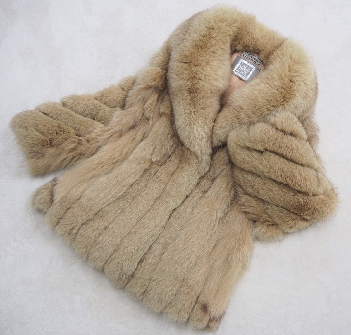 お値打ち品【 銀 SAGA FOX / fur canada 】高級毛皮 ボリューミー 染 