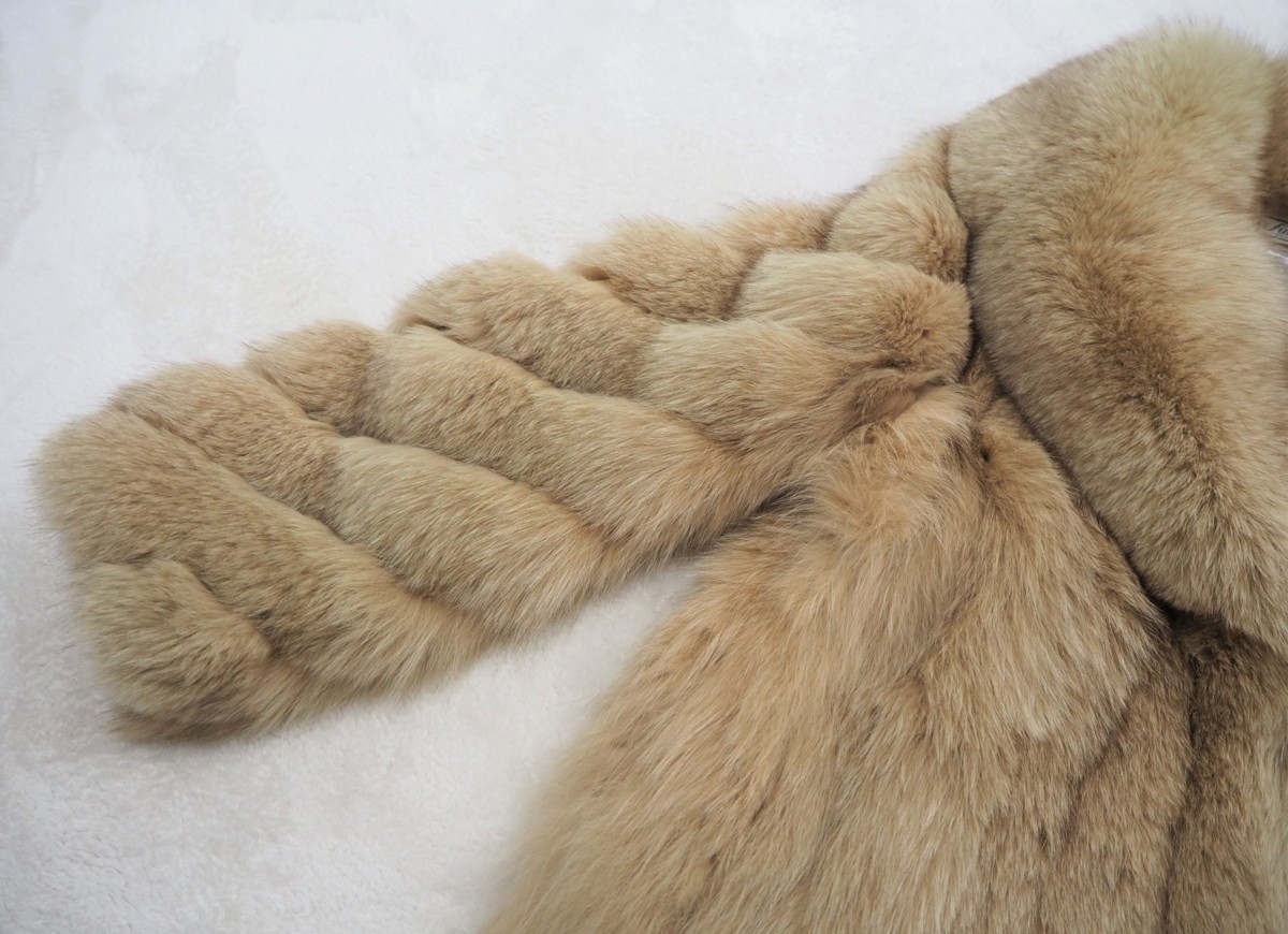 お値打ち品【 銀 SAGA FOX / fur canada 】高級毛皮 ボリューミー 染 