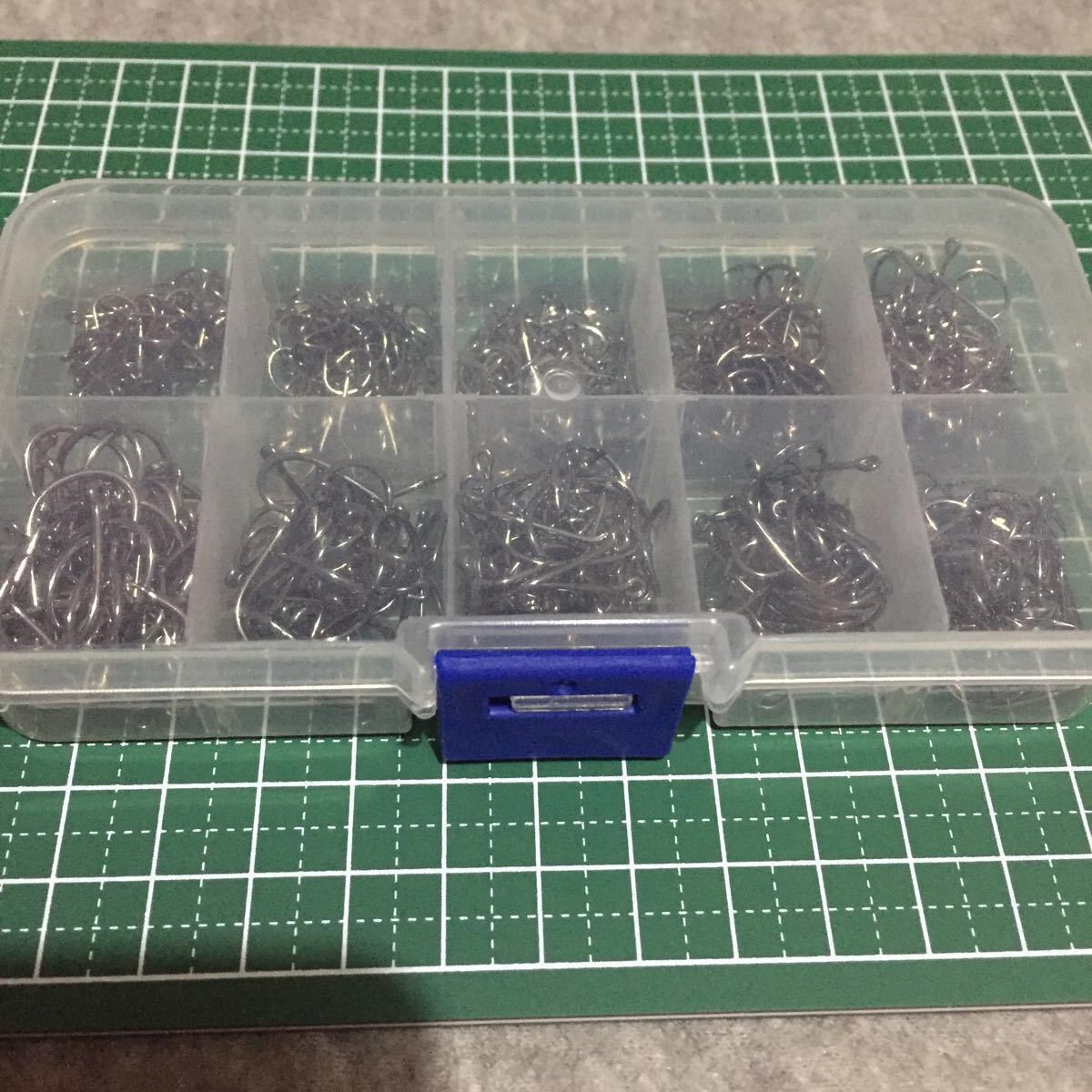 コスパ最高！約500本入り ケース付き マス針マスバリ 釣り針 検 がまかつ ザップ リューギ RAID レイド ダイワ シマノ ジャッカル イマカツ_1