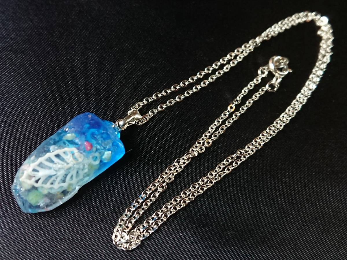 【驚きの破格値，新作】 ハンドメイド 木の葉 と 水晶 の オルゴナイト パワー ペンダント 全長約46㎝ トップ部約2.5㎝ 金属部含まず アクセサリー ｐ0002(ネックレス、ペンダント、チョーカー)｜売買されたオークシ ネックレス、ペンダント、チョーカー