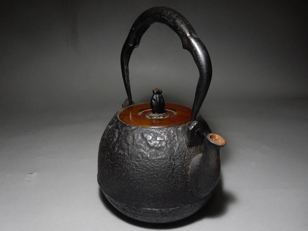 得価，人気 初だし品 古作 青龍堂造 鉄蕾摘斑紫銅蓋 内蓋式 宝珠形 小振 鉄瓶(鉄瓶)｜売買されたオークション情報、yahooの商品情報をアーカイブ公開 - オークファン 鉄瓶
