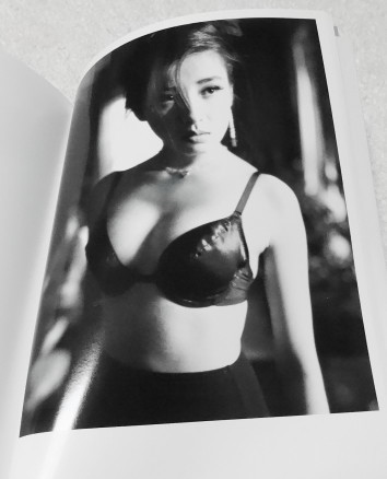 宮沢りえ 写真集 Santa Fe New Edition 宮沢りえ 篠山紀信 宮沢りえ 売買されたオークション情報 Yahooの商品情報をアーカイブ公開 オークファン Aucfan Com