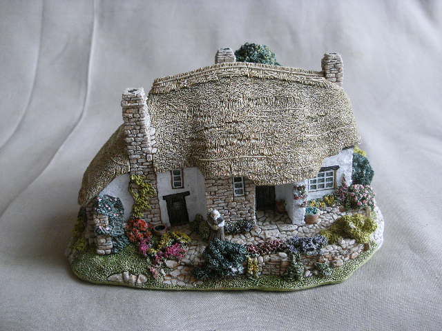 イギリス製 リリパット・レーン Lilliput Lane ” OLD MOTHER HUBBARDS