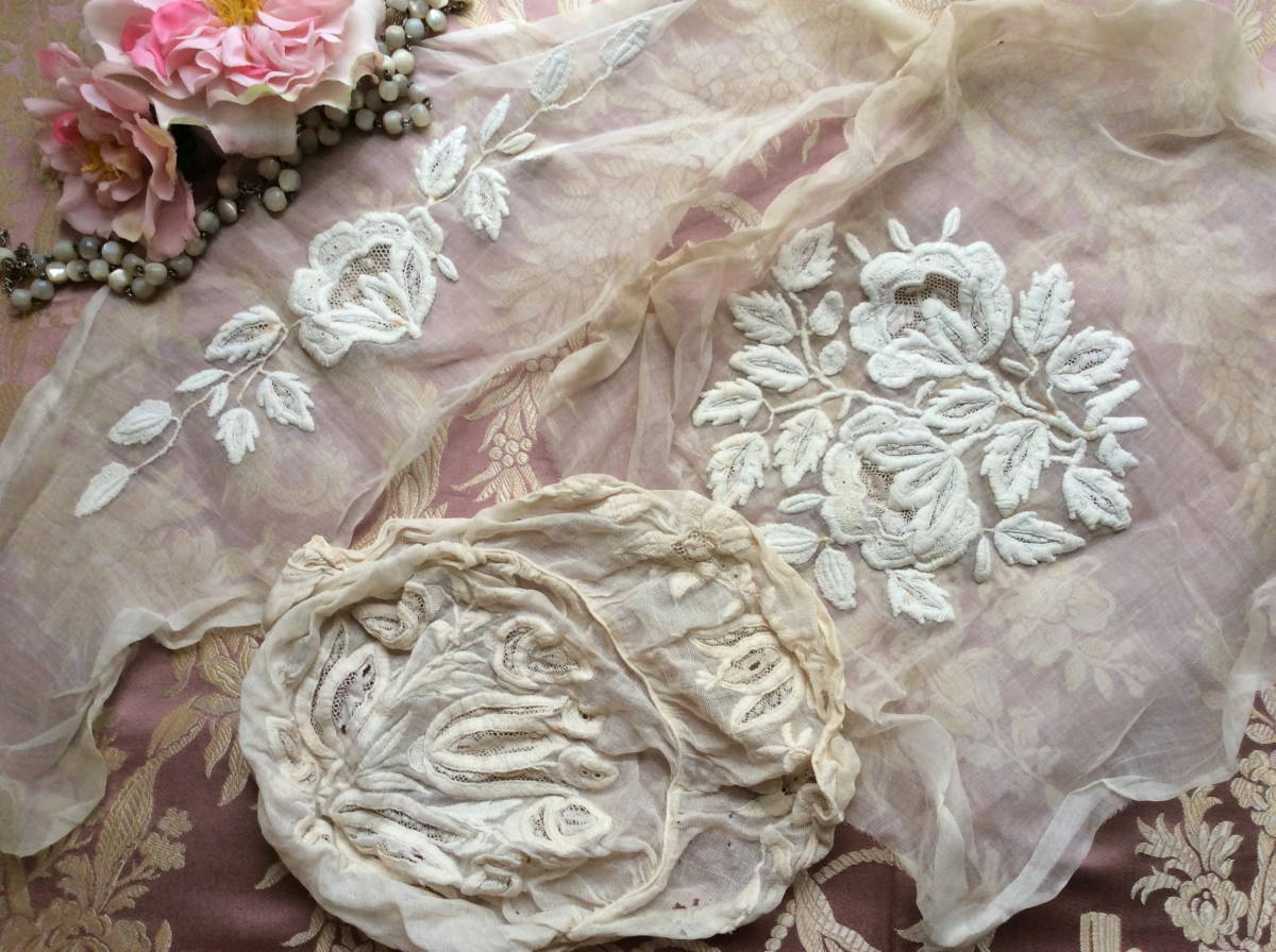 フランスアンティーク風のおしゃれなドイリー、華やかな刺繍が 