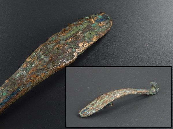 唐物 文化遺産オンライン 絡獣形帯鉤 中国古玩 吊香炉 0 □極撰品 架台 飛龍鳳凰図 透細工 ◇珍蔵◇中国古美術 官窯 包金口 冰片紋 古陶磁 古置物