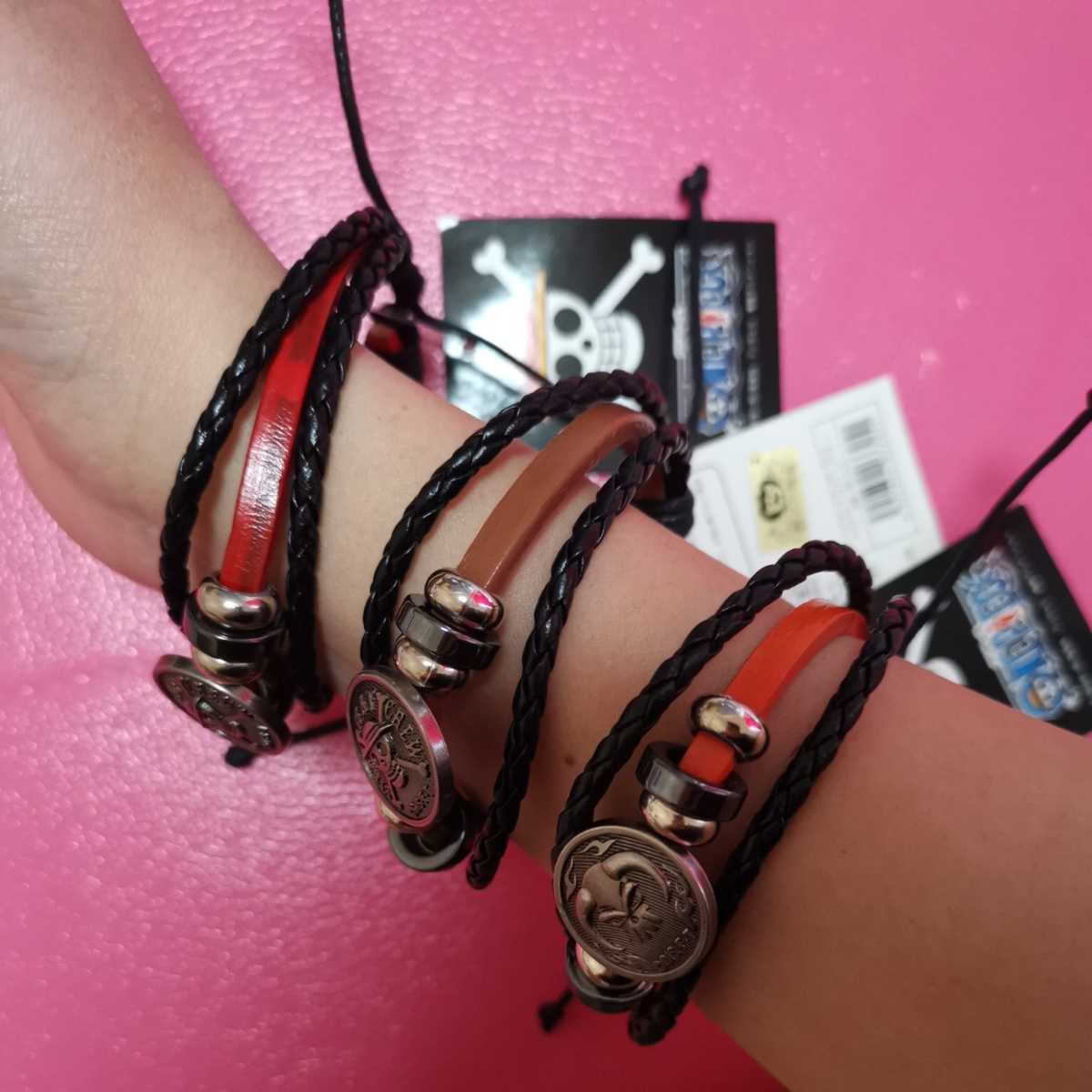 ワンピース レザーブレスレット ルフィ ブラウン エース オレンジ ルフィ レッド セット One Piece 売買されたオークション情報 Yahooの商品情報をアーカイブ公開 オークファン Aucfan Com