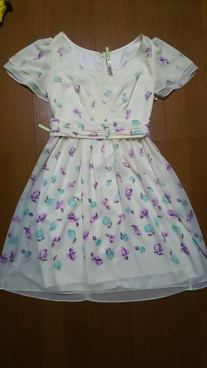 花柄ワンピース Debut De Fiore レッセパッセ 白地に水色と紫のお花 クリーニング済 ほぼ Sサイズ ベルトつき ワンピース 売買されたオークション情報 Yahooの商品情報をアーカイブ公開 オークファン Aucfan Com