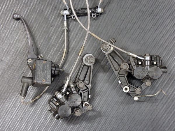 驚きの破格値，セール H2414 CB1100F 外し 純正 フロント ブレーキ キャリパー 左右 マスター シリンダー Assy セット(キャリパー)｜売買されたオークション情報、yahooの商品情報をアーカイブ公開 - オークファン ホンダ用