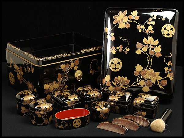 CP268 時代物 梅鉢家紋入 黒漆塗鉄線唐草蒔絵手箱・蒔絵化粧道具箱