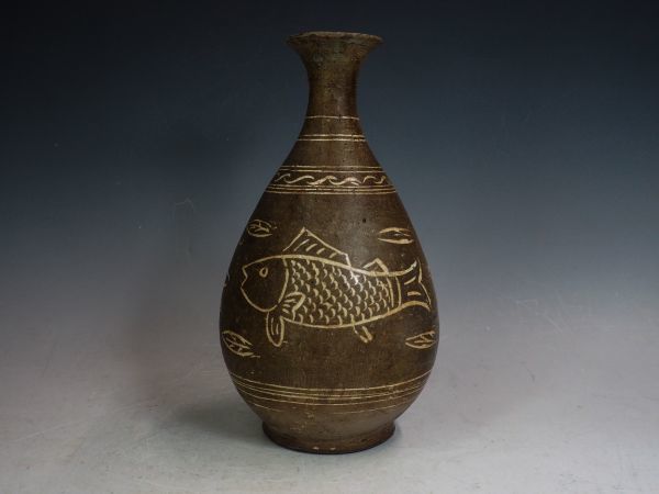 直販ストア 李朝 高麗 粉青沙器彫魚文瓶 青磁 白磁 朝鮮