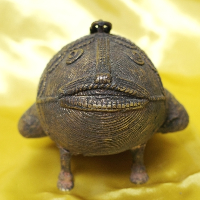 蛙の置物 金属製 個性的な表情のカエル 魚顔 黄銅 真鍮 レトロ 時代物 インテリア 和風 縁起物 Cck 74 和風 売買されたオークション情報 Yahooの商品情報をアーカイブ公開 オークファン Aucfan Com