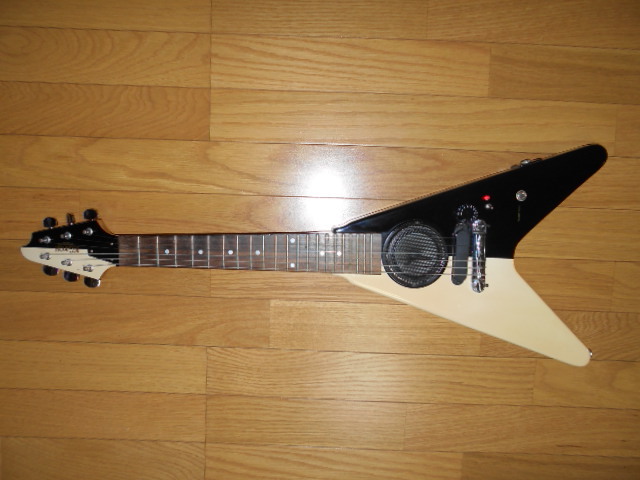 K Junior GARAGE JUNIOR K-garage アンプ内蔵 ͜· ミニギターV型 白黒