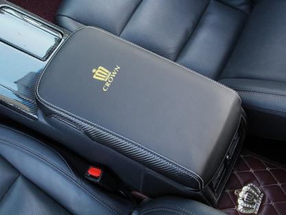 高級感あり！クラウンCROWN210系専用設計アームレストカバーカーボン調