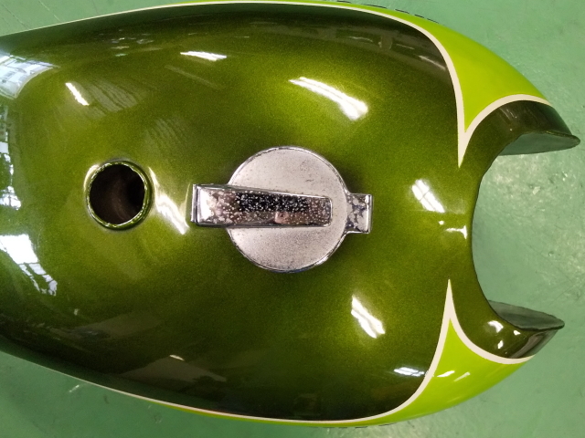 大阪より出品カワサキ-W1SA限定　タンク_2