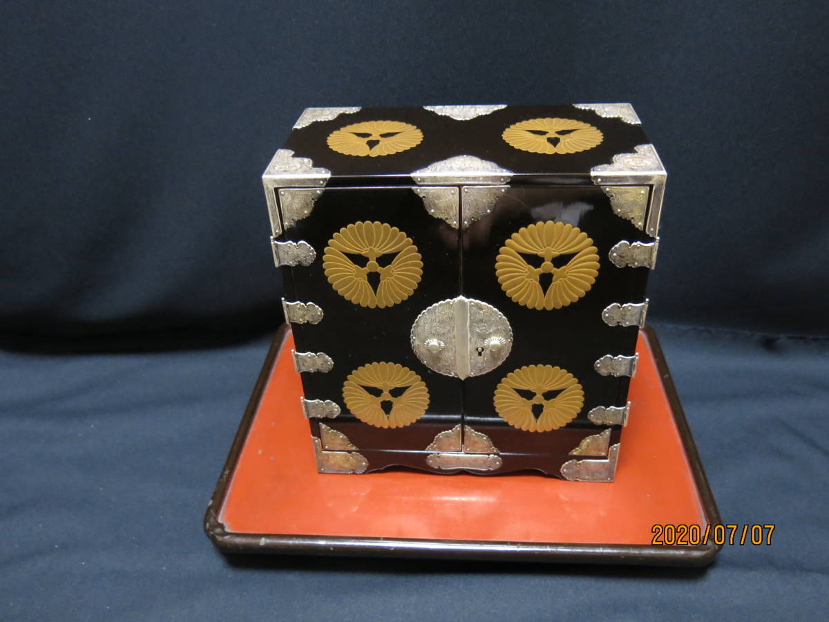  phy21 有栖川宮家御下賜品 蜂須賀家旧蔵 三つ寄せ横見菊御紋入蒔絵小箪笥(漆芸)｜売買されたオークション情報、yahooの商品情報をアーカイブ公開 - オークファン その他