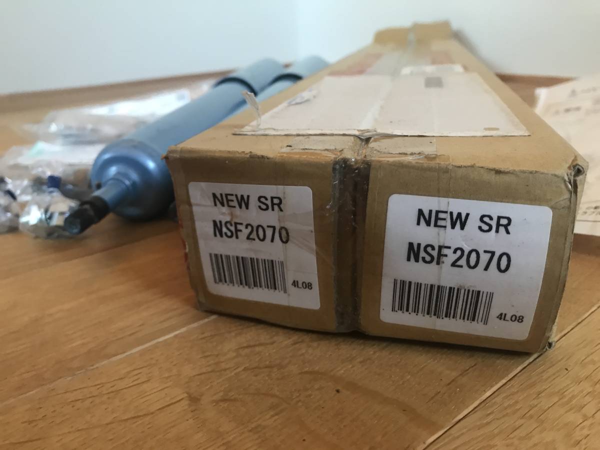 ★★　ハイエース100系ワゴン KYB NEW SR SPECIAL リアのみ NSF2070×２ ブッシュおまけ 送料込み　★★_2