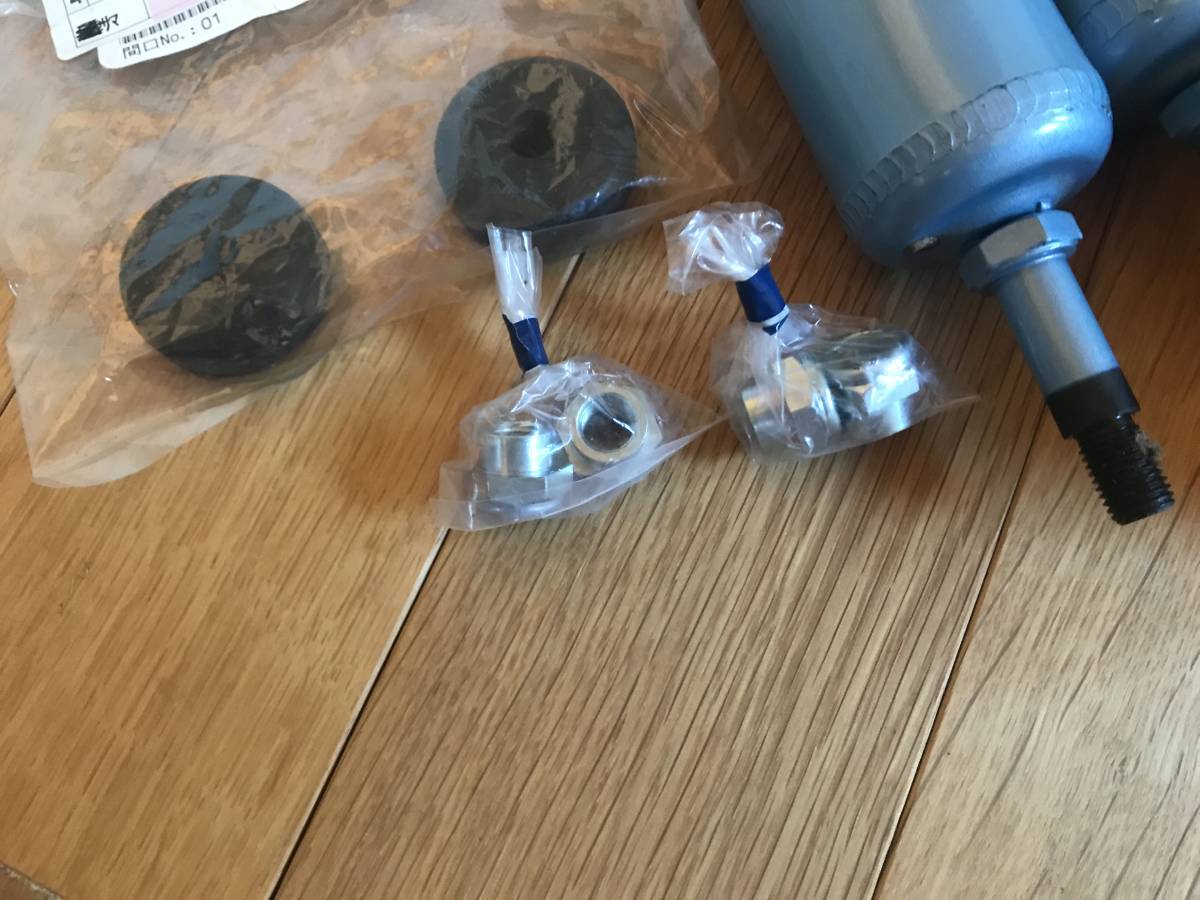 ★★　ハイエース100系ワゴン KYB NEW SR SPECIAL リアのみ NSF2070×２ ブッシュおまけ 送料込み　★★_4